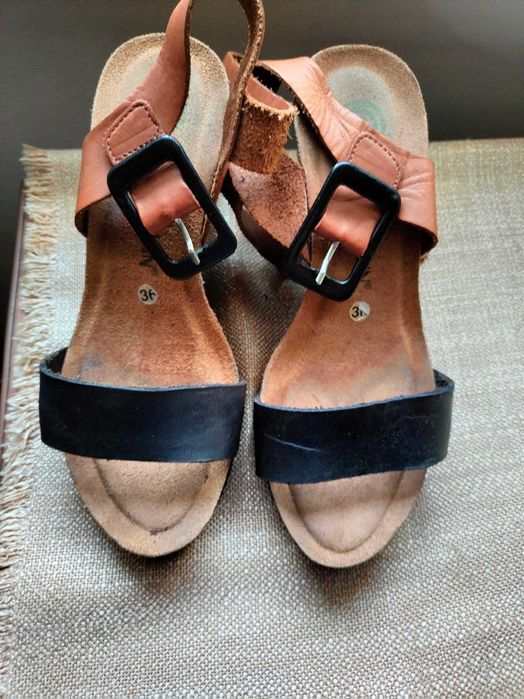 Buty na koturnie ze skóry naturalnej