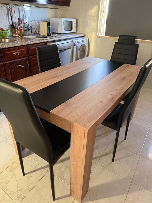 Mesa de cozinha com cadeiras