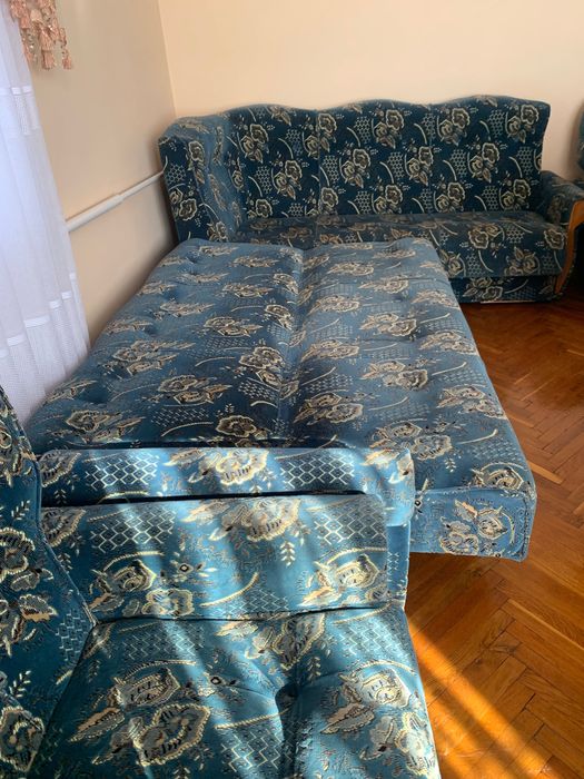 Диван, 2 крісла, 4 деревʼяні крісла.