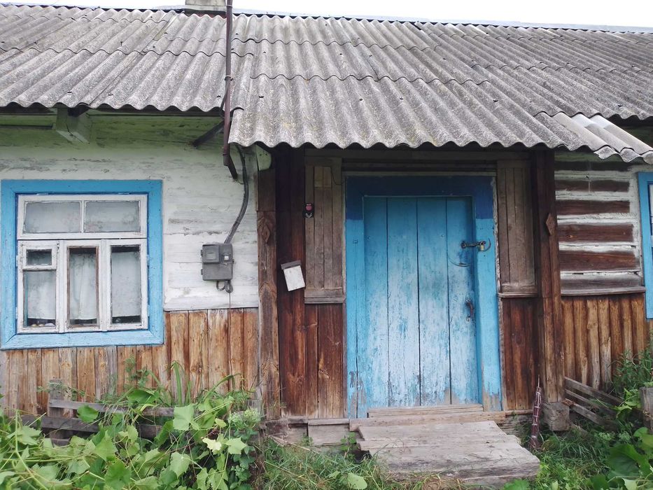 Великий дерев'яний будинок у селі Бузаки