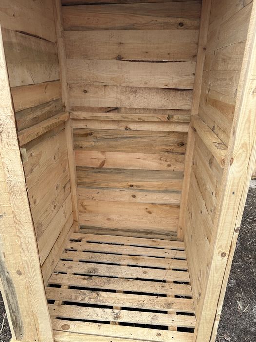 Деревʼяний туалет літній душ