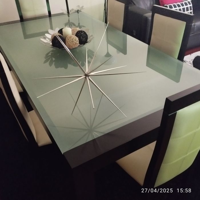 Mesa em bangué preto, com vidro fosco mais  6 cadeiras