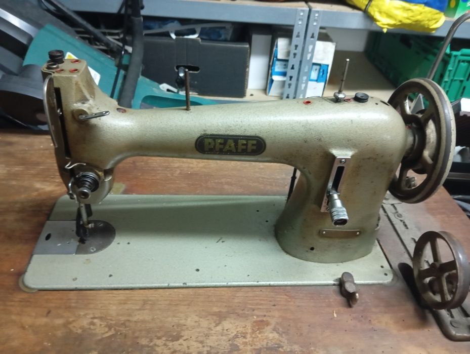 Máquina de costura PFAFf antiga de sapateiro