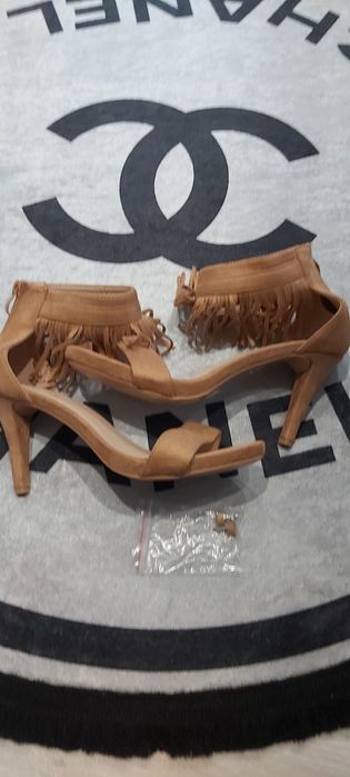 Brazowe obcasy z frędzelkami