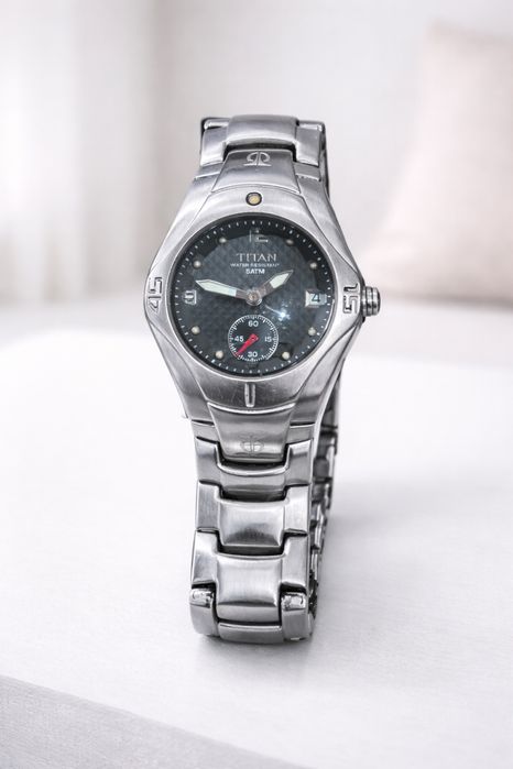 Relógio TITAN em Aço Inoxidável – Mostrador Preto