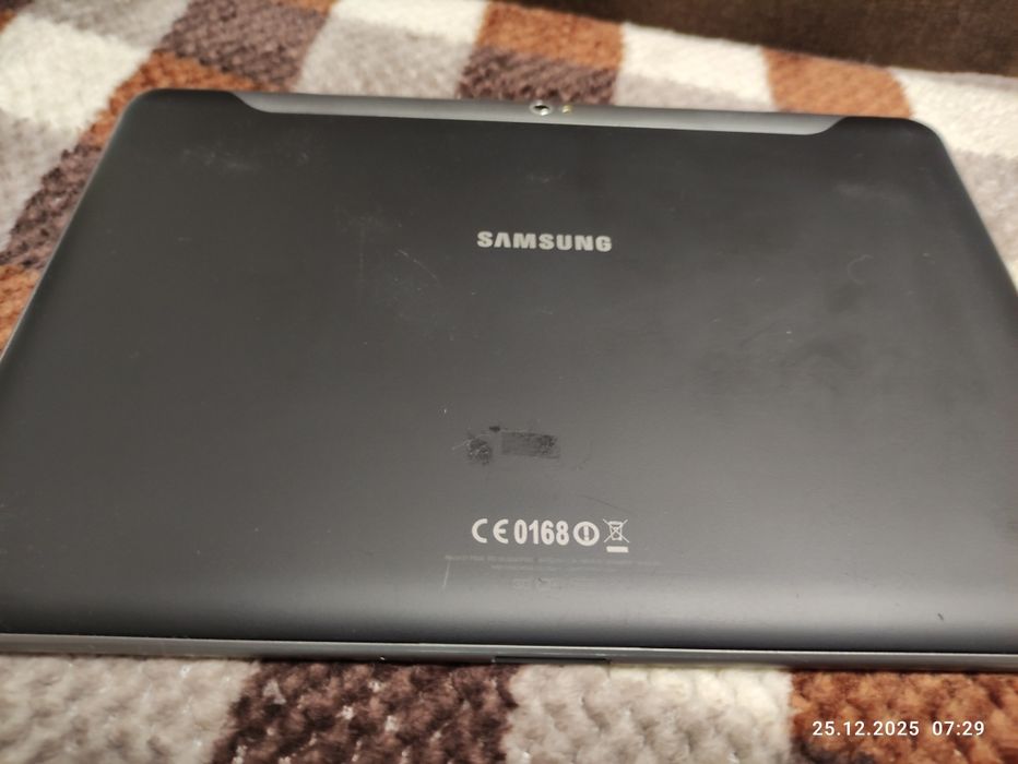 Планшет Samsung GT-P7500 в робочому стані.