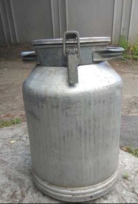 Продам Битони алюмінієві 40л. Використовувалися тільки під мед, в гарному стані.. Ціна договірна.