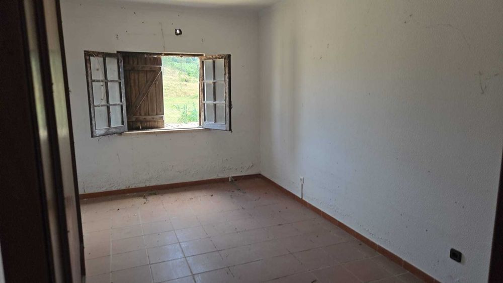 Moradia com cerca de 200m2 - Aldeia Nova