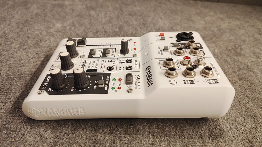 Mesa de mistura YAMAHA AG03