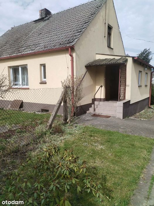 Wolnostojący dom z garażem i ogrodem w spokojnej wsi