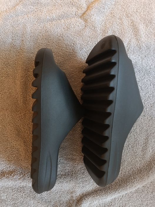 Czarne Yezzy Slide