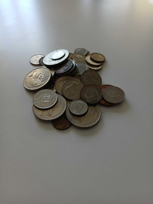 Moedas estrangeiras. Lote de 51 unidades.
