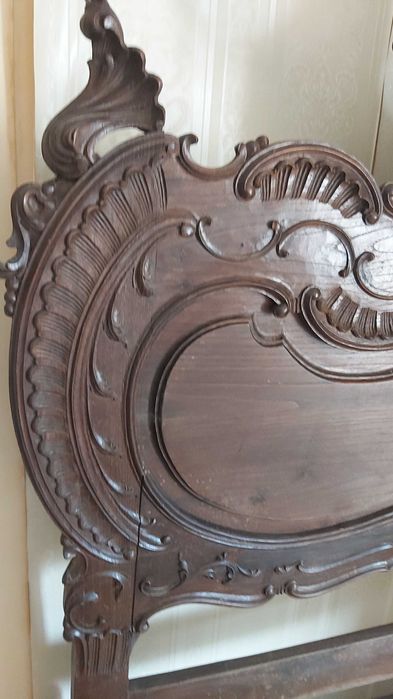 Cama casal com cabecera e estructura de madeira maciça e esculpida.