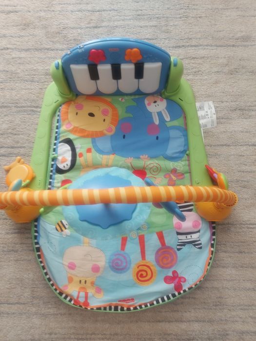 Mata z pianinkiem Fisher Price