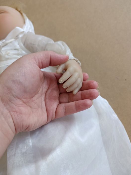 Realistyczna lalka odrodzona z włosami  reborn