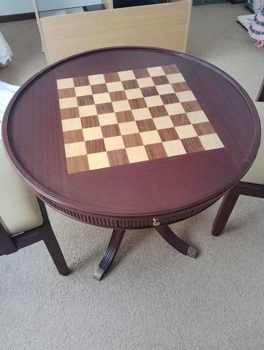 Conjunto Mesa de Jogo e Cadeiras