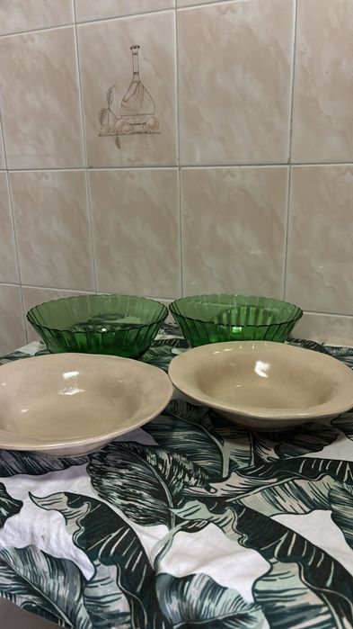 2 taças verdes e 2 pratos444749898518384641
