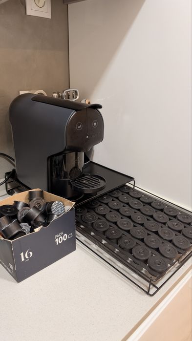Maquina cafe Delta Q , suporte e capsulas