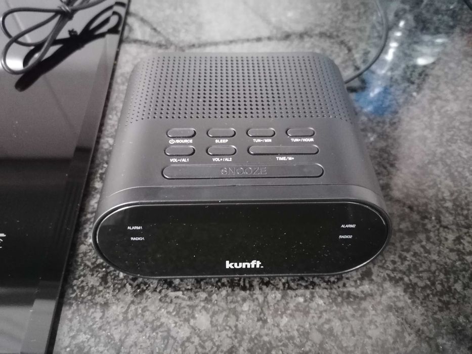 Relógio despertador com rádio