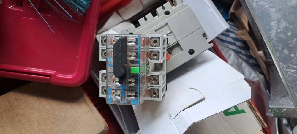 Diverso material eléctrico
