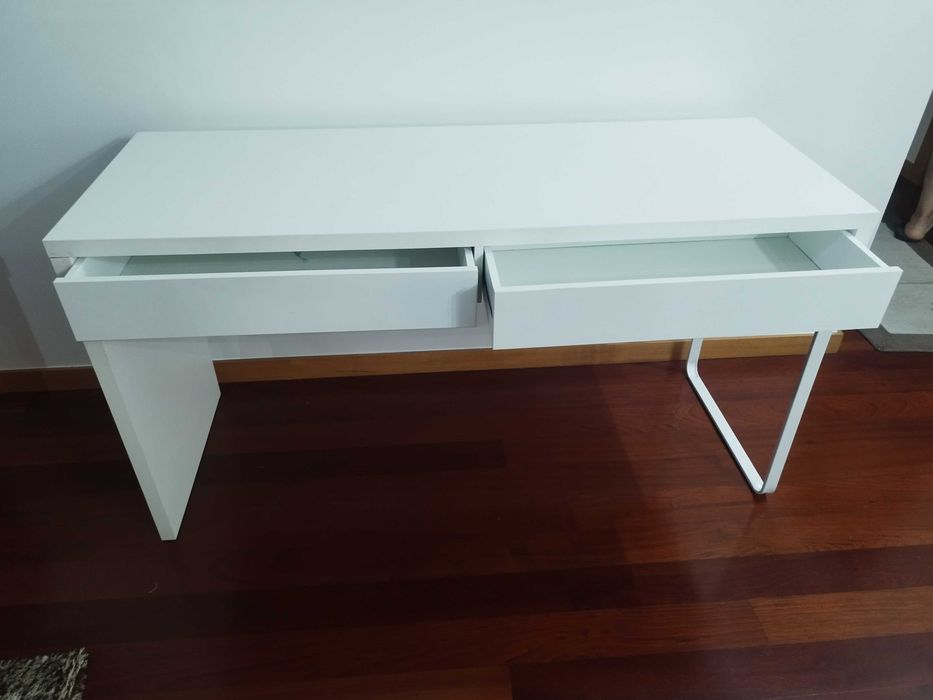 Secretaria branca em ótimo estado 138x50