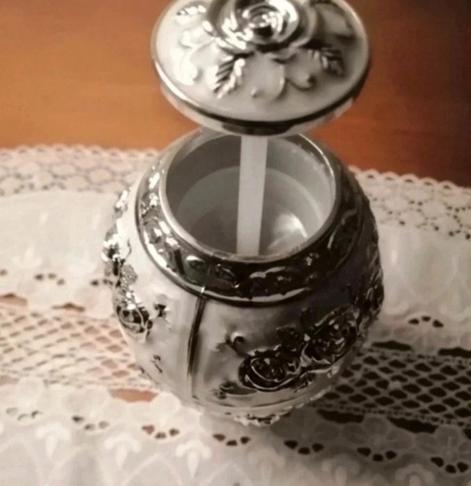 Ovo prateado porta palitos ou porta cotonetes