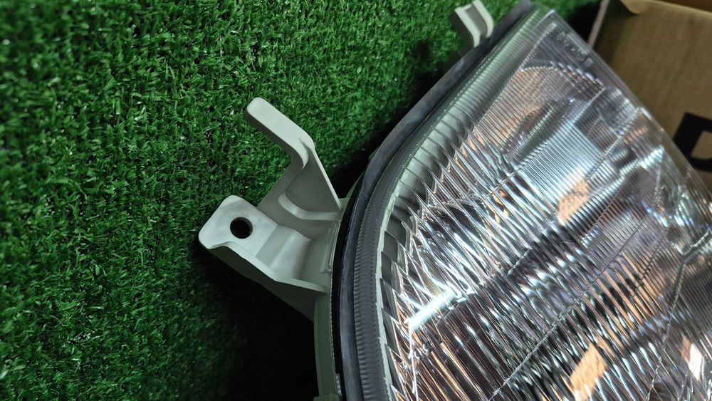 Otica Farol Esquerdo Toyota Dyna 2003 em diante Ref. 212-11A8L-LD-E NOVO