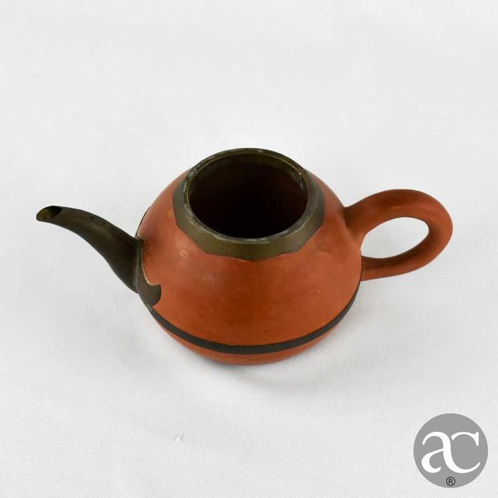 Bule Yixing em terracota, China, tampa e aplicações em metal  e base