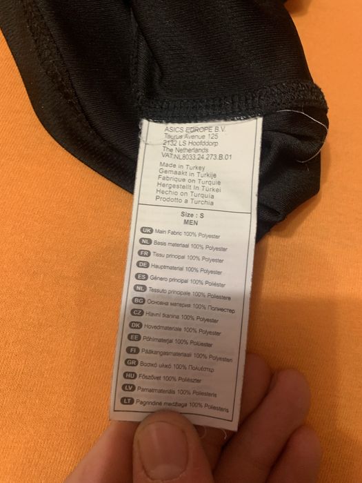 Продаю  футболку асікс в хорошому стані