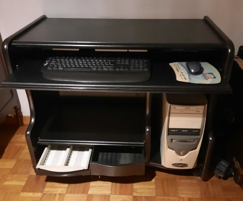 Secretária de cor preta em bom estado