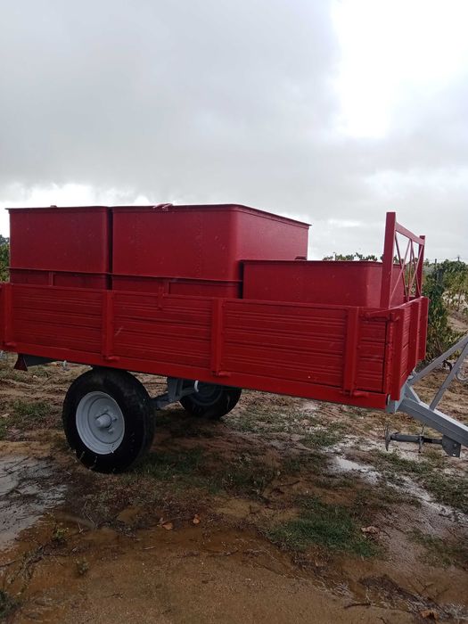 Reboque com instalação elétrica