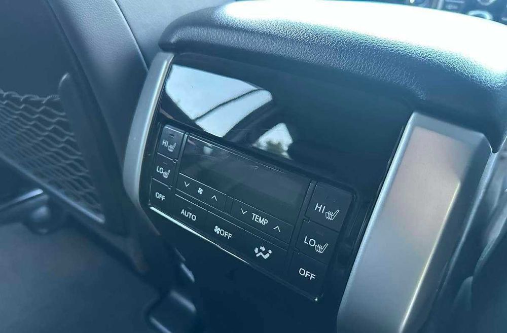 У продажі авто з ЄС Toyota Land Cruiser Prado 2019 року.
