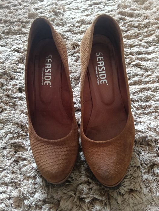 Sapatos elegantes em pele