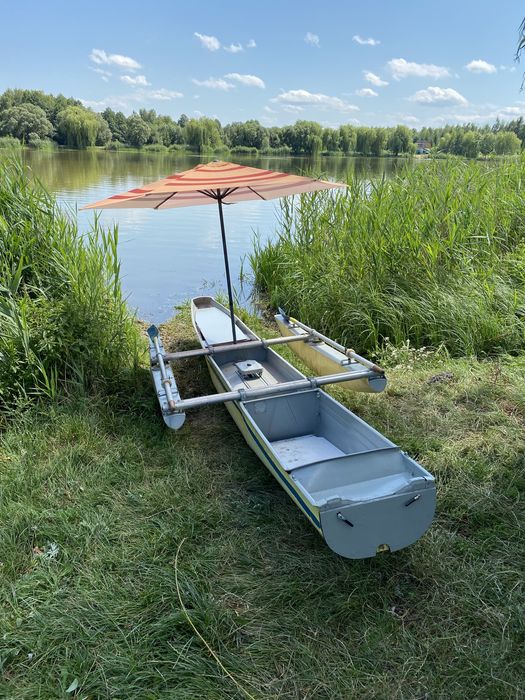 Човен лодка трімаран