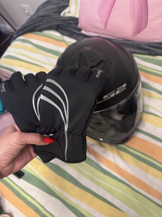 Capacete usado com luvas tamanho P