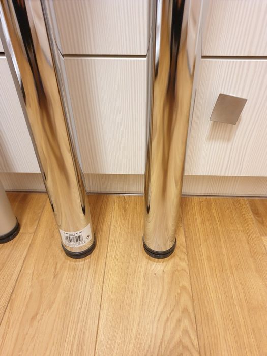 4 nogi regulowane wys. 71 cm Średnica  6 cm