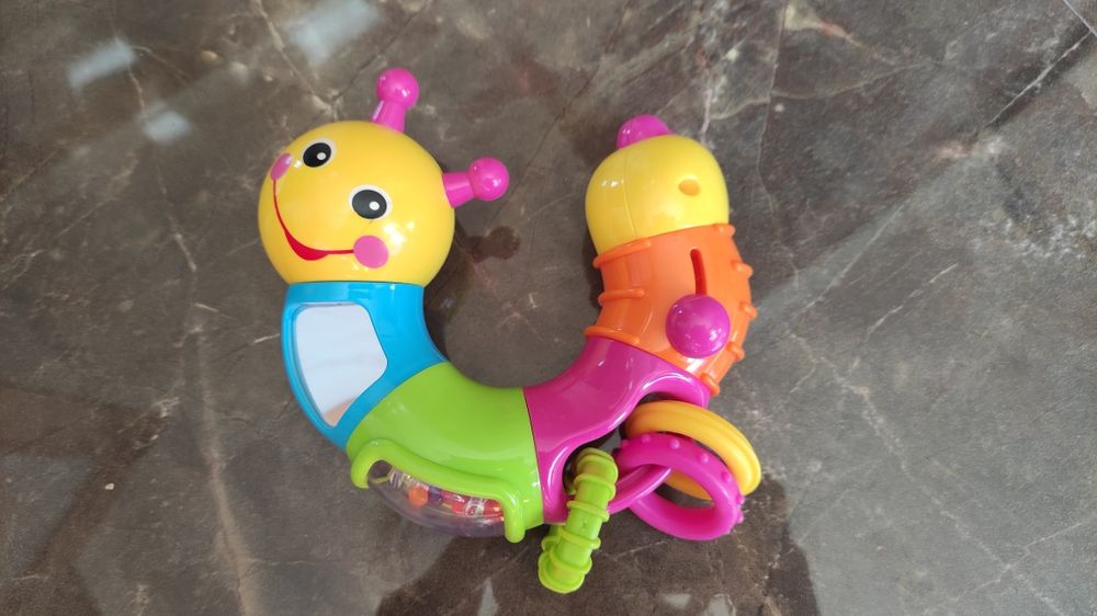 Развивающая игрушка погремушка-крутилка гусеница