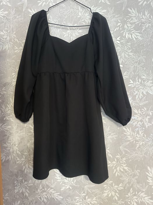 Сукня чорна.