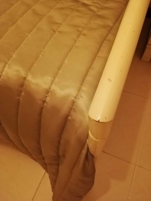 Cama de solteiro e roupeiro lacados a branco