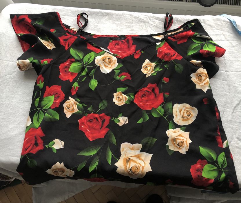 Bluzka SHEIN CURVE 2XL – Czarna w róże (Cold Shoulder)
