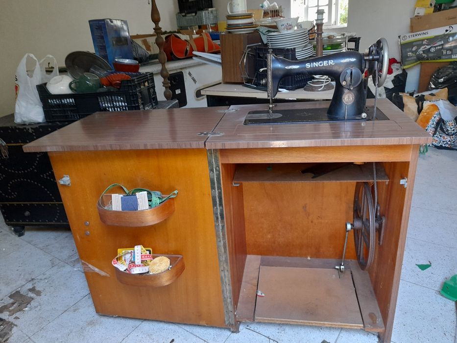 Máquina de costura com movel