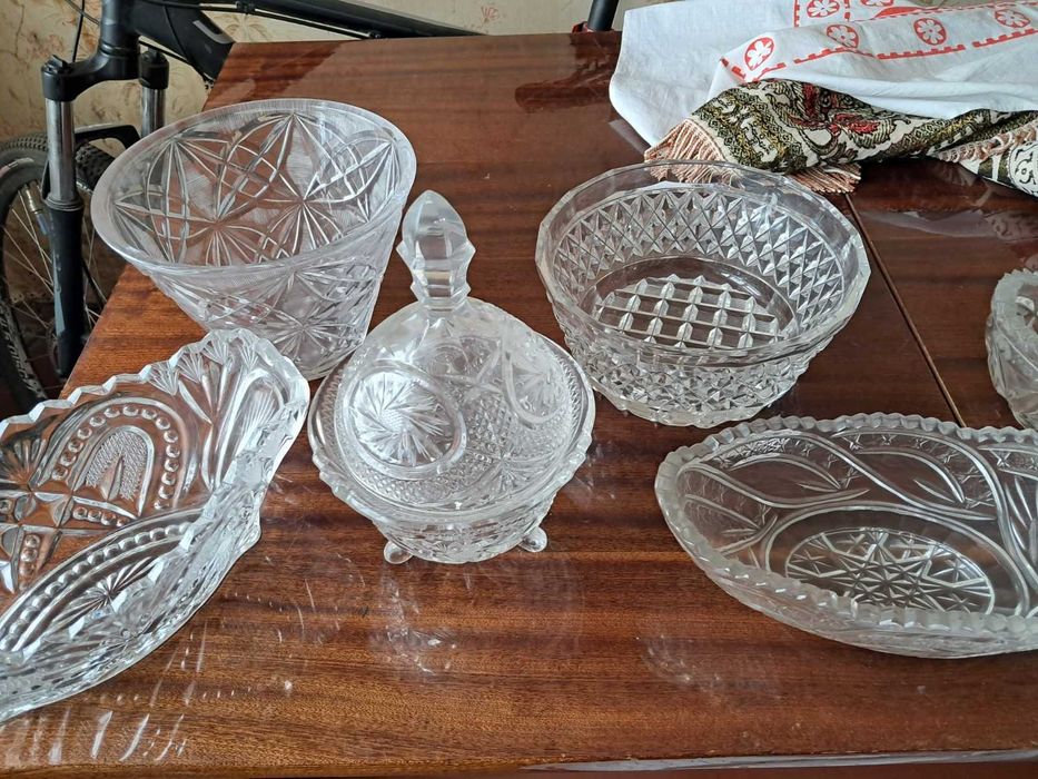 Продам хрусталь вазы рюмки , бокалы.