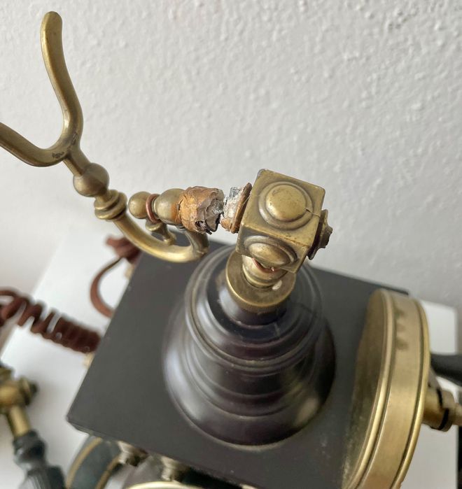 Ретро телефон . Старий. Тяжкий.