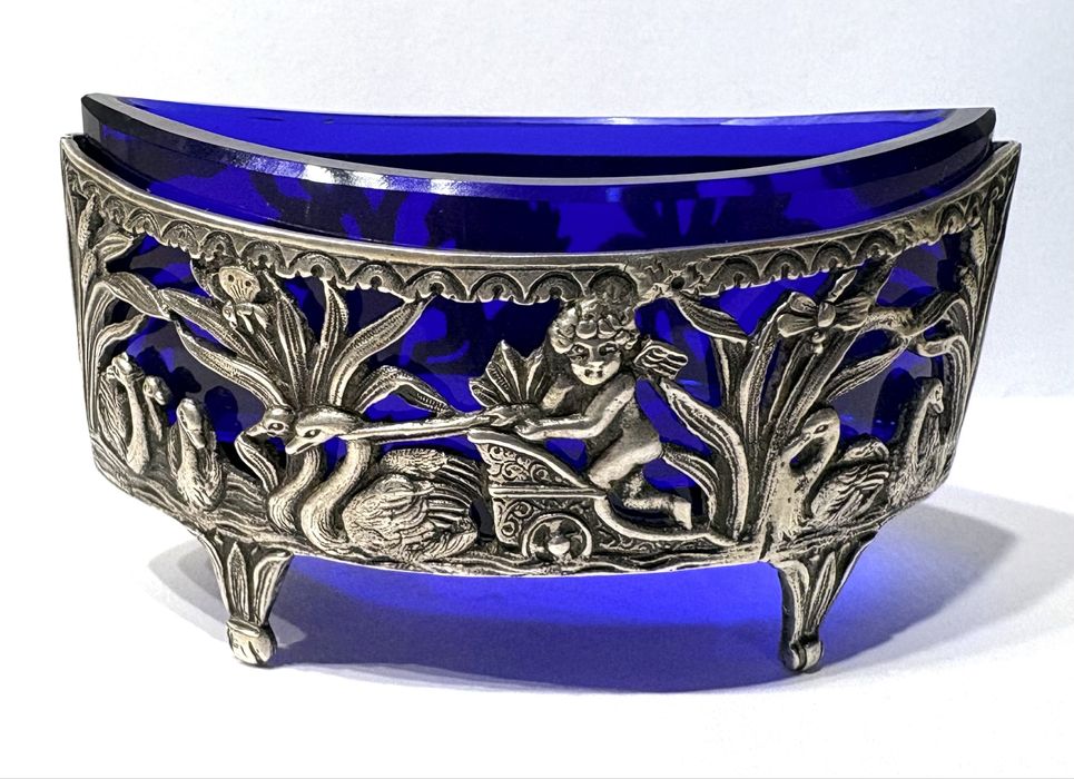Maravilhoso antigo saleiro Arte Nova em prata contrastada com vidro azul cobalto