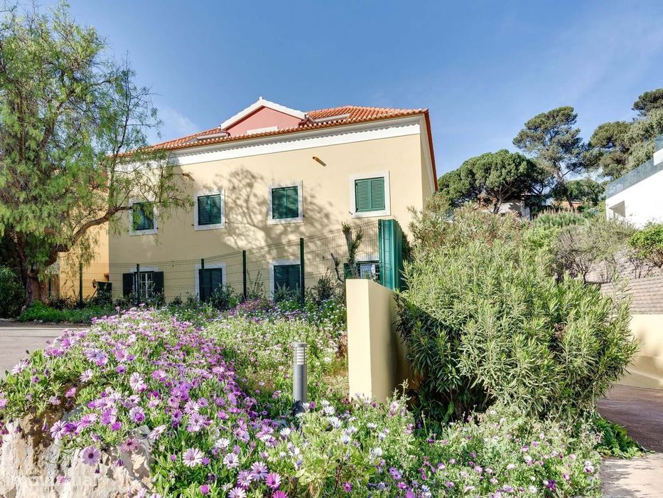 Apartamento T4 +1 em condomínio com jardim e piscina no Estoril