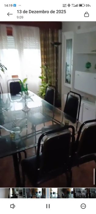 Mesa de jantar de vidro com cadeiras
