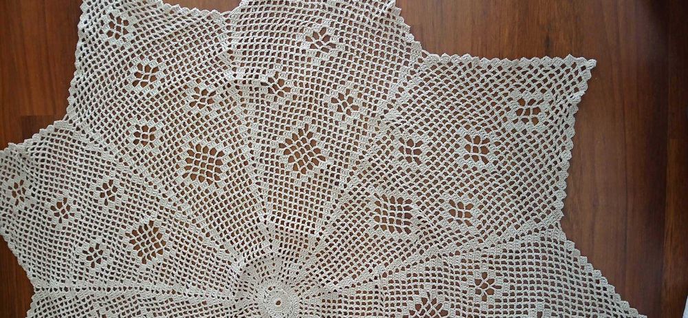 Toalha em crochet redonda (1,50 mt). Feita à mão. Nova.