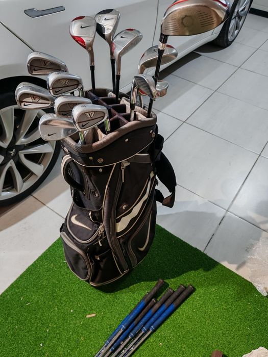 Conjunto completo de tacos de golf Nike.