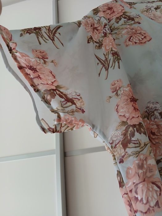 Blusa azul acinzentada com flores