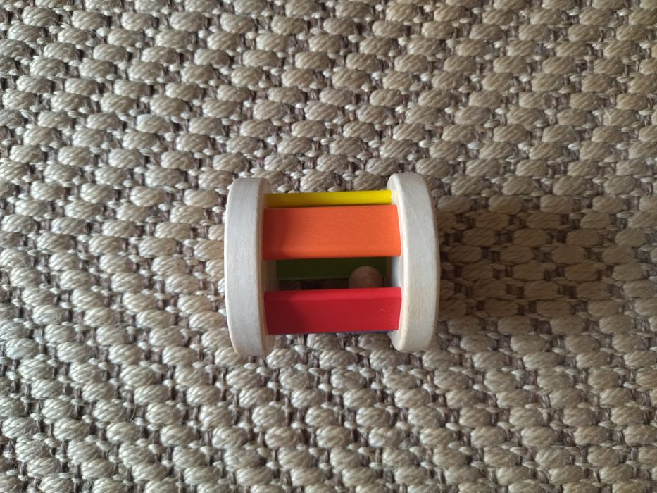 Drewniana grzechotka roller do nauki raczkowania